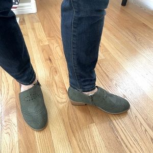 Cute green booties. Size 39 EU. Like new